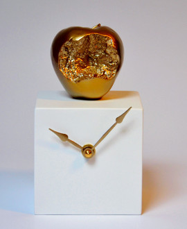 APPLE CUBE CLOCK
Table clock, Hand painted resin.
German UTS quartz clock mechanism. Antartidee