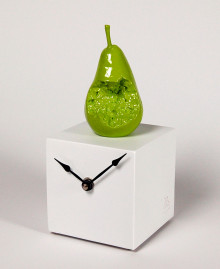 PEAR CUBE CLOCK
Table clock, Hand painted resin.
German UTS quartz clock mechanism. Antartidee