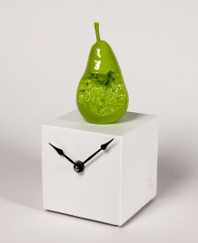 CUBO PERA
Orologio da tavolo a forma cubica con pera color oro in resina decorata a mano, Antartidee