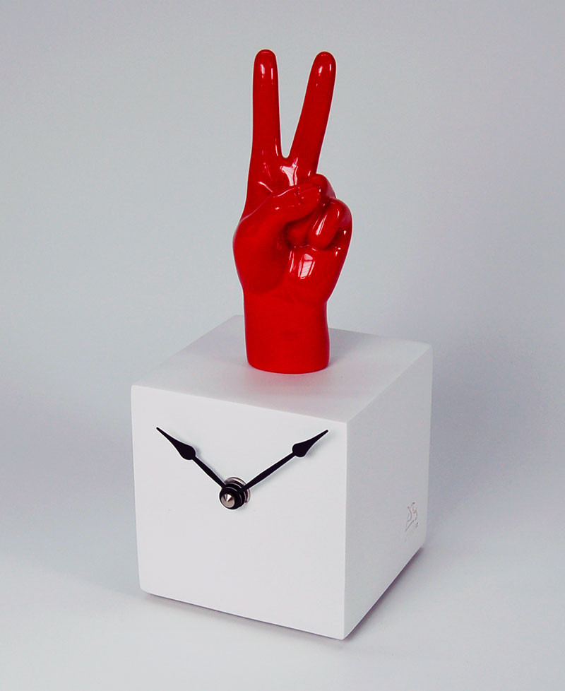 VICTORY CUBE CLOCK
Cubic-shaped table clock with a victory hand, V Sign. Antartidee