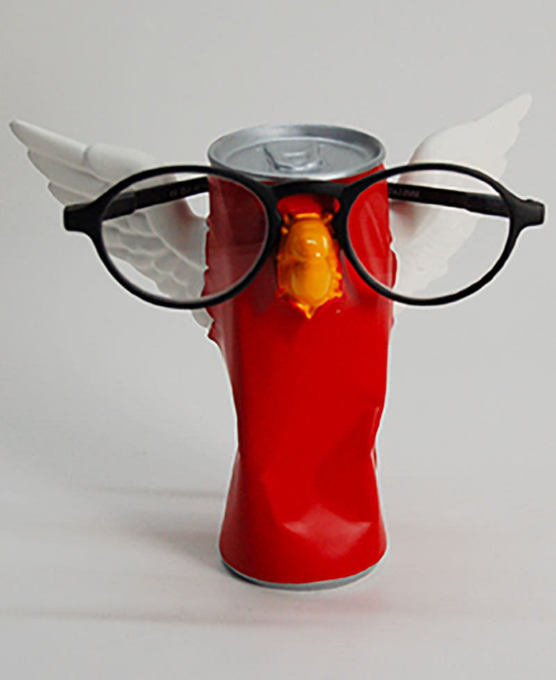 TIN WINGS 
Glasses holder tabletop. Crushed can with beak and wings.
Eyeglasses holder in hand painted resin. Antartidee