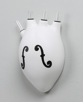 VASO BATTITI VIOLINO
Vaso da parete a forma di cuore umano con disegnati i simboli "effe" dei violini. Antartidee