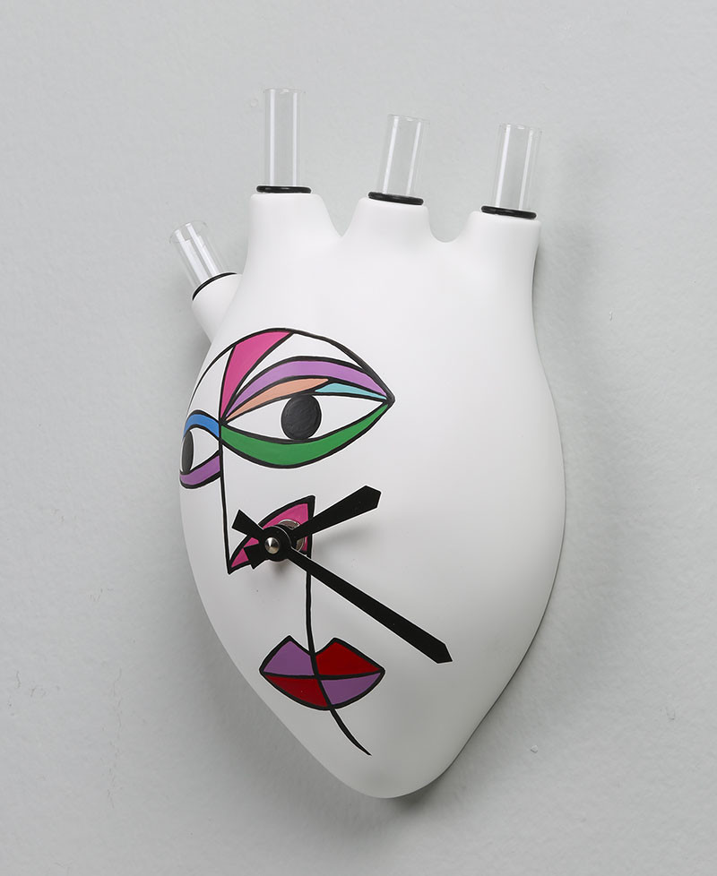 OROLOGIO BATTITI DONNA
Orologio da parete a forma di cuore umano con stilizzato un volto di donna in stile cubista. Antartidee