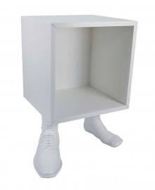 Tavolino Cubo arredo con base a forma di piedi con scarpe da uomo in resina lavorata a mano
