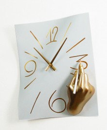 FREEHAND CLOCK, Wall clock with hand that draws the hours in resin and metal, gold and white, Antartidee