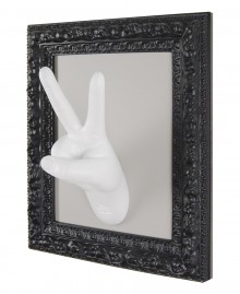 VICTORY FRAME
Frame wall coat-stand. Hand with V fingers in victory gesture. Antartidee